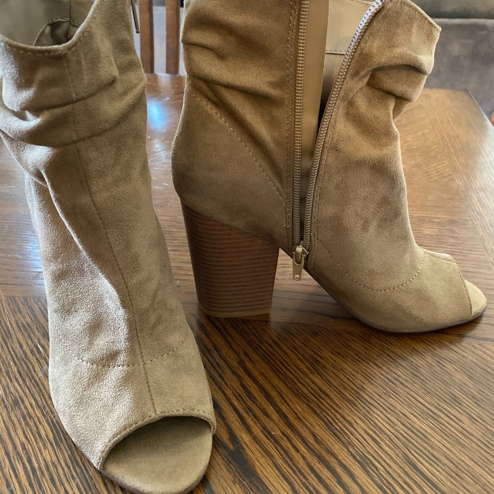 Suede open toed shoes